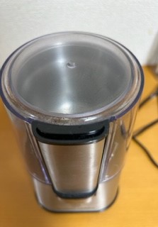 ラッセルホブスのコーヒーグラインダーは黒いボタンを押すだけのシンプル構造