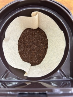 タイガーのコーヒーメーカーにペーパーフィルターをセットしてコーヒー粉を入れるだけ