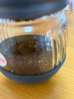 HARIOの手動コーヒーミル「セラミックコーヒーミル・スケルトン」の粉受けに入ったコーヒー粉