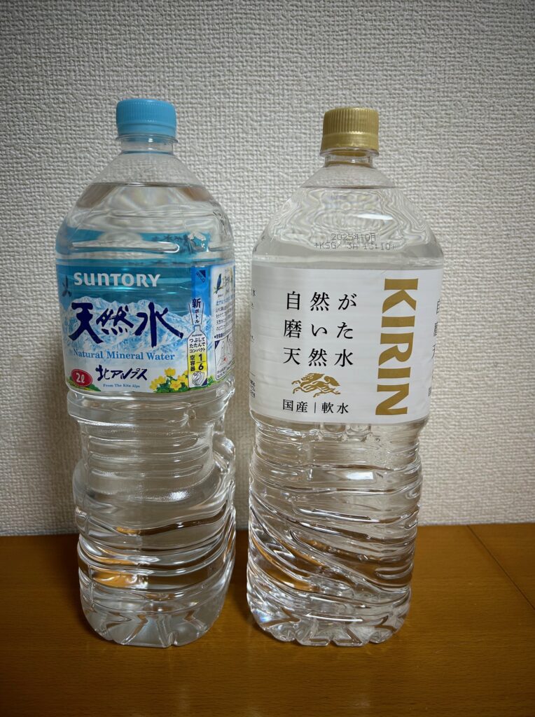 サントリーの天然水（左）とキリンの天然水（右）