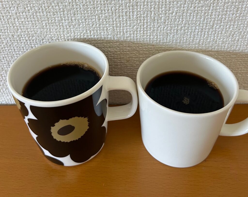 マリメッコ（左）とイッタラ（右）にコーヒーを入れた時の見え方の違い